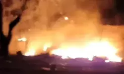 ट्रांसफार्मर से निकली चिंगारी बनी शोला- 6 से ज्यादा दुकान जली ट्रांसफार्मर से निकली चिंगारी बनी शोला- 6 से ज्यादा दुकान जली