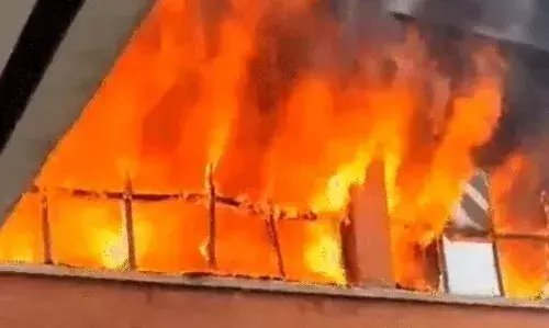 दिल्ली यूनिवर्सिटी के कॉलेज में लगी आग- फायर ब्रिगेड की 11 गाड़ियां..