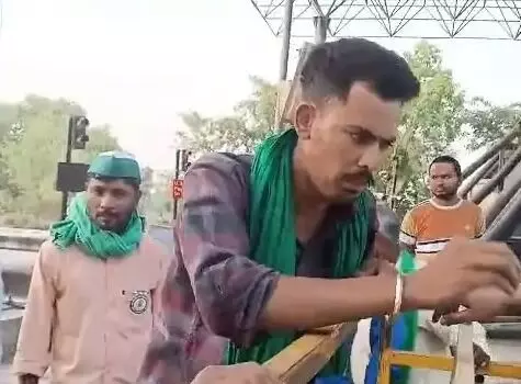 टोल वसूली को लेकर टोल प्लाजा पर हंगामा- पैसे वापस कर छुड़ाया पीछा टोल वसूली को लेकर टोल प्लाजा पर हंगामा- पैसे वापस कर छुड़ाया पीछा