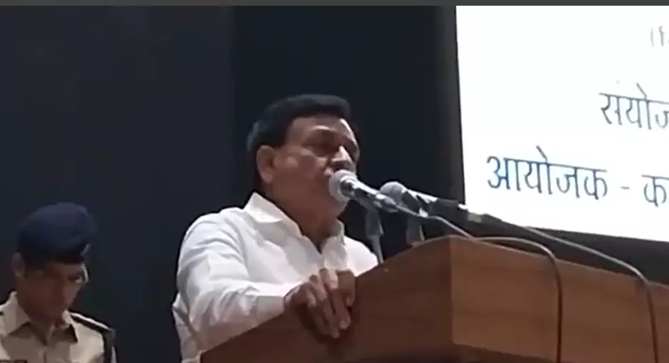 मंत्री के विवादित बयान के बाद अब फिसली डिप्टी CM की जुबान- बोले सेना.. मंत्री के विवादित बयान के बाद अब फिसली डिप्टी CM की जुबान- बोले सेना..