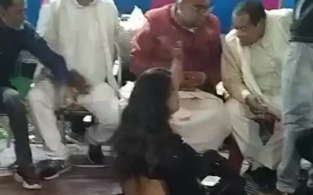 BJP से बाहर किए गए नेता का अब दूसरी डांसर के साथ गंदी हरकत का... BJP से बाहर किए गए नेता का अब दूसरी डांसर के साथ गंदी हरकत का...