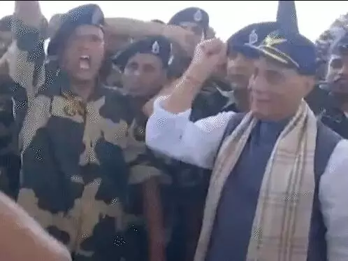 रक्षामंत्री का एयरफोर्स स्टेशन दौरा- बोले अभी खत्म नहीं हुआ ऑपरेशन... रक्षामंत्री का एयरफोर्स स्टेशन दौरा- बोले अभी खत्म नहीं हुआ ऑपरेशन...