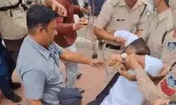 मंत्री के बिगड़े बोल- विरोध में धरने पर बैठे कांग्रेस विधायक गिरफ्तार मंत्री के बिगड़े बोल- विरोध में धरने पर बैठे कांग्रेस विधायक गिरफ्तार