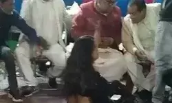 BJP से बाहर किए गए नेता का अब दूसरी डांसर के साथ गंदी हरकत का...