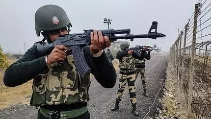 आतंकियों के तीन मददगार लगे सेना के हाथ- लश्कर के लिए करते थे काम आतंकियों के तीन मददगार लगे सेना के हाथ- लश्कर के लिए करते थे काम