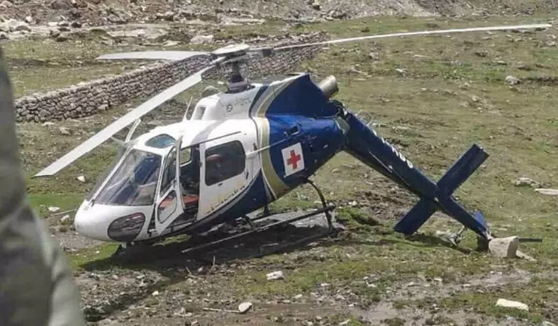 लैंडिंग के समय एंबुलेंस हेलीकॉप्टर दुर्घटनाग्रस्त- मरीज को लेने... लैंडिंग के समय एंबुलेंस हेलीकॉप्टर दुर्घटनाग्रस्त- मरीज को लेने...