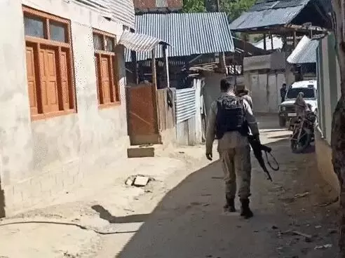 आतंकियों की तलाश में पुलिस के उत्तरी कश्मीर में छापे- सेना का भी.... आतंकियों की तलाश में पुलिस के उत्तरी कश्मीर में छापे- सेना का भी....