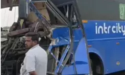 बेकाबू हुई बस ने ट्रैक्टर व टूरिस्ट वैन को मारी टक्कर- बच्ची समेत 4... बेकाबू हुई बस ने ट्रैक्टर व टूरिस्ट वैन को मारी टक्कर- बच्ची समेत 4...