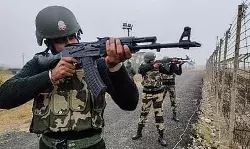 आतंकियों के तीन मददगार लगे सेना के हाथ- लश्कर के लिए करते थे काम आतंकियों के तीन मददगार लगे सेना के हाथ- लश्कर के लिए करते थे काम