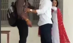 कॉलेज परिसर में BA की स्टूडेंट से मारपीट- वीडियो वायरल- प्रेमिका से... कॉलेज परिसर में BA की स्टूडेंट से मारपीट- वीडियो वायरल- प्रेमिका से...