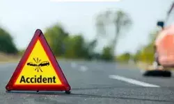 पीछे से टक्कर मारकर ट्रक में घुसी कार- उडे परखच्चे- तीन लोगों की मौत