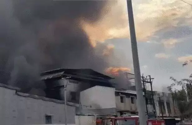 फैक्ट्री में लगी आग- 6 महीने के बच्चे समेत 5 लोग फंसे- रेस्क्यू.... फैक्ट्री में लगी आग- 6 महीने के बच्चे समेत 5 लोग फंसे- रेस्क्यू....