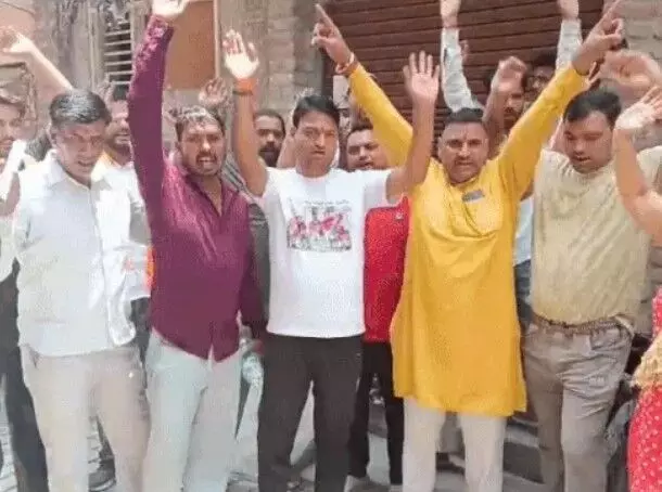 क्लास में टीचर ने कलमा पढ़वाया- भड़के पेरेंट्स की शिकायत पर बर्खास्त क्लास में टीचर ने कलमा पढ़वाया- भड़के पेरेंट्स की शिकायत पर बर्खास्त