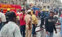 चारमीनार के पास बिल्डिंग में लगी आग- दमकल की दर्जनभर गाड़ियां..