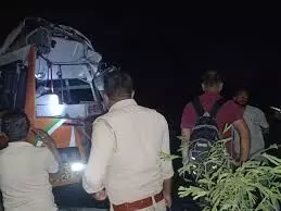 कैंटर से टकराई रोडवेज बस के उड़े परखच्चे- मौके पर चीख पुकार कैंटर से टकराई रोडवेज बस के उड़े परखच्चे- मौके पर चीख पुकार
