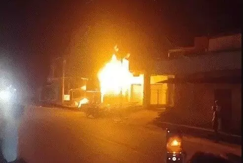 तीन मंजिला किराना स्टोर में लगी आग- तकरीबन 25 लाख का नुकसान तीन मंजिला किराना स्टोर में लगी आग- तकरीबन 25 लाख का नुकसान