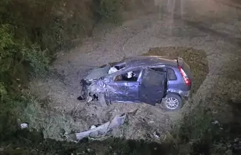 हाईवे पर बेकाबू कार गड्ढे में गिरी- मां बेटे की मौत- तीन गंभीर हाईवे पर बेकाबू कार गड्ढे में गिरी- मां बेटे की मौत- तीन गंभीर