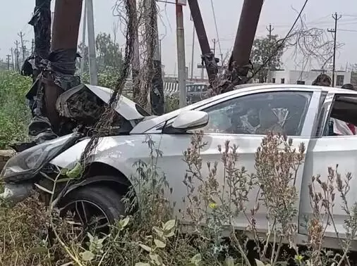 दिल्ली सहारनपुर हाईवे पर हादसा- विद्युत पोल से टकराई कार के उड़े... दिल्ली सहारनपुर हाईवे पर हादसा- विद्युत पोल से टकराई कार के उड़े...