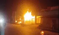 तीन मंजिला किराना स्टोर में लगी आग- तकरीबन 25 लाख का नुकसान तीन मंजिला किराना स्टोर में लगी आग- तकरीबन 25 लाख का नुकसान