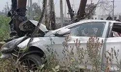 दिल्ली सहारनपुर हाईवे पर हादसा- विद्युत पोल से टकराई कार के उड़े... दिल्ली सहारनपुर हाईवे पर हादसा- विद्युत पोल से टकराई कार के उड़े...