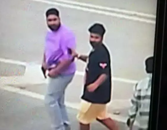 टोल प्लाजा पर बवाल- पिस्टल की दिखाई धौंस- कर्मियों की ठुकाई टोल प्लाजा पर बवाल- पिस्टल की दिखाई धौंस- कर्मियों की ठुकाई