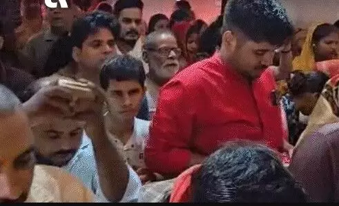 डिप्टी सीएम ने बड़ा मंगल पर पूजा अर्चना कर बाटी पूरी सब्जी डिप्टी सीएम ने बड़ा मंगल पर पूजा अर्चना कर बाटी पूरी सब्जी