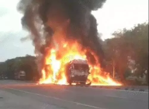 टक्कर के बाद ट्रक व कैंटर में लगी आग- कैंटर ड्राइवर आग में जिंदा जला टक्कर के बाद ट्रक व कैंटर में लगी आग- कैंटर ड्राइवर आग में जिंदा जला