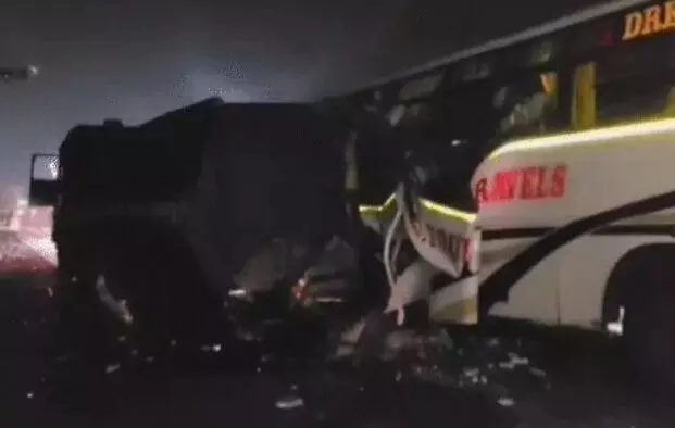 सीमेंट भरे ट्रक और बस की टक्कर में चली गई चार लोगों की जान- 17 जख्मी सीमेंट भरे ट्रक और बस की टक्कर में चली गई चार लोगों की जान- 17 जख्मी