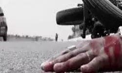 टक्कर लगने पर बीच सड़क बवाल- बाईक सवार को पीट पीट कर मार डाला टक्कर लगने पर बीच सड़क बवाल- बाईक सवार को पीट पीट कर मार डाला