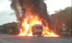 टक्कर के बाद ट्रक व कैंटर में लगी आग- कैंटर ड्राइवर आग में जिंदा जला टक्कर के बाद ट्रक व कैंटर में लगी आग- कैंटर ड्राइवर आग में जिंदा जला