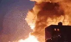 पुराने कपड़ों के गोदाम में भीषण आग- खाली कराये गए आसपास के मकान पुराने कपड़ों के गोदाम में भीषण आग- खाली कराये गए आसपास के मकान