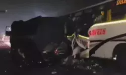 सीमेंट भरे ट्रक और बस की टक्कर में चली गई चार लोगों की जान- 17 जख्मी सीमेंट भरे ट्रक और बस की टक्कर में चली गई चार लोगों की जान- 17 जख्मी