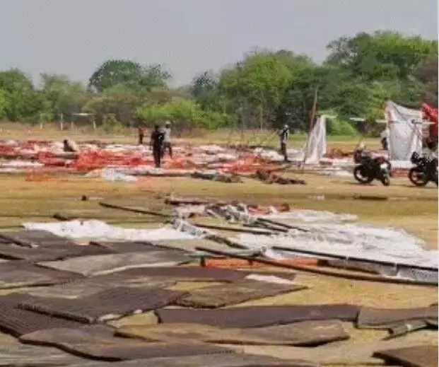 सीएम सामूहिक विवाह के लिए लगाया गया टेंट हवा में उड़कर गिरा सीएम सामूहिक विवाह के लिए लगाया गया टेंट हवा में उड़कर गिरा