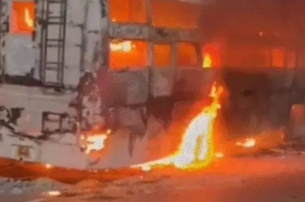 सड़क पर दौड़ती डबल डेकर बस में लगी आग- ड्राइवर कंडक्टर.. सड़क पर दौड़ती डबल डेकर बस में लगी आग- ड्राइवर कंडक्टर..