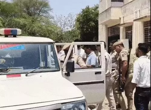 SDM की कनपटी पर पिस्टल तानने वाले भाजपा विधायक ने किया सरेंडर SDM की कनपटी पर पिस्टल तानने वाले भाजपा विधायक ने किया सरेंडर