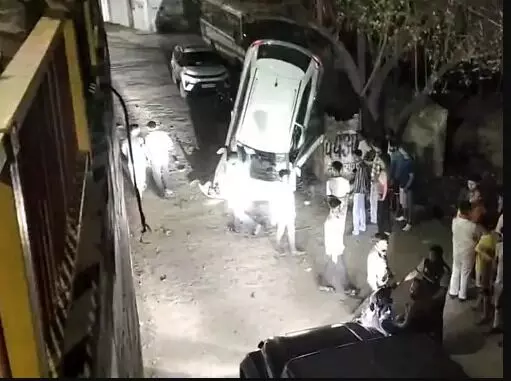 बेकाबू हुई कार रेलिंग तोड़कर ब्रिज से गिरी- एयरबैग खुलने से ड्राइवर... बेकाबू हुई कार रेलिंग तोड़कर ब्रिज से गिरी- एयरबैग खुलने से ड्राइवर...
