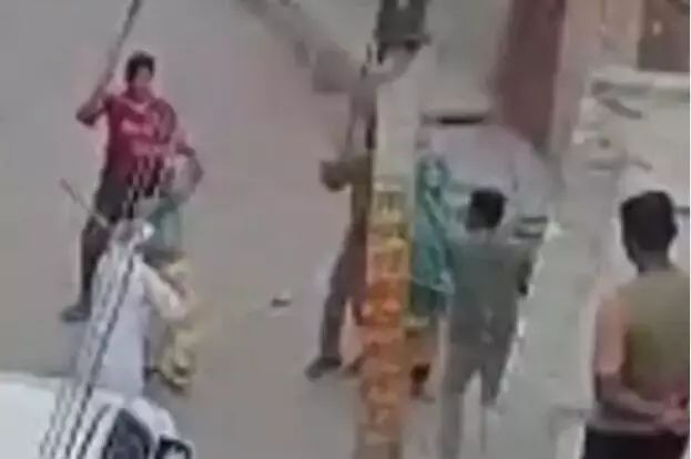 सरकारी जमीन पर कब्जे को लेकर घमासान महिलाओं ने भी बजाए लठ सरकारी जमीन पर कब्जे को लेकर घमासान महिलाओं ने भी बजाए लठ
