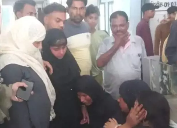 बेलगाम डंपर में ई रिक्शा सवार छात्राओं को कुचला- दो छात्राओं की मौत बेलगाम डंपर में ई रिक्शा सवार छात्राओं को कुचला- दो छात्राओं की मौत