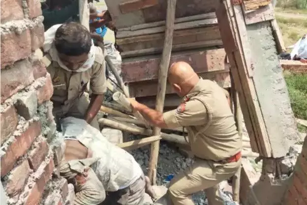 भरभराकर गिरी निर्माणाधीन बिल्डिंग की छत- एक व्यक्ति की मौत- दीवार.... भरभराकर गिरी निर्माणाधीन बिल्डिंग की छत- एक व्यक्ति की मौत- दीवार....