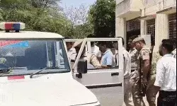 SDM की कनपटी पर पिस्टल तानने वाले भाजपा विधायक ने किया सरेंडर SDM की कनपटी पर पिस्टल तानने वाले भाजपा विधायक ने किया सरेंडर