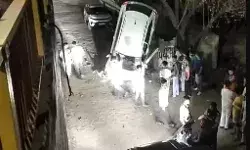 बेकाबू हुई कार रेलिंग तोड़कर ब्रिज से गिरी- एयरबैग खुलने से ड्राइवर... बेकाबू हुई कार रेलिंग तोड़कर ब्रिज से गिरी- एयरबैग खुलने से ड्राइवर...