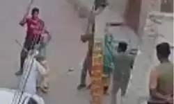 सरकारी जमीन पर कब्जे को लेकर घमासान महिलाओं ने भी बजाए लठ सरकारी जमीन पर कब्जे को लेकर घमासान महिलाओं ने भी बजाए लठ