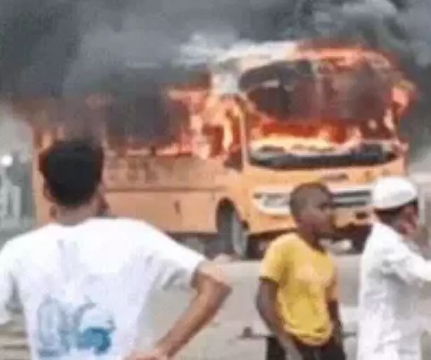 काल बनी स्कूल बस ने ली मासूम की जान- बच्चे उतार लोगों ने फूंकी बस काल बनी स्कूल बस ने ली मासूम की जान- बच्चे उतार लोगों ने फूंकी बस