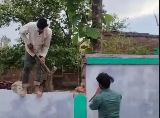 नोटिस जारी होते ही मस्जिद पर बजाना शुरू किया हथोड़ा- सरकारी... नोटिस जारी होते ही मस्जिद पर बजाना शुरू किया हथोड़ा- सरकारी...
