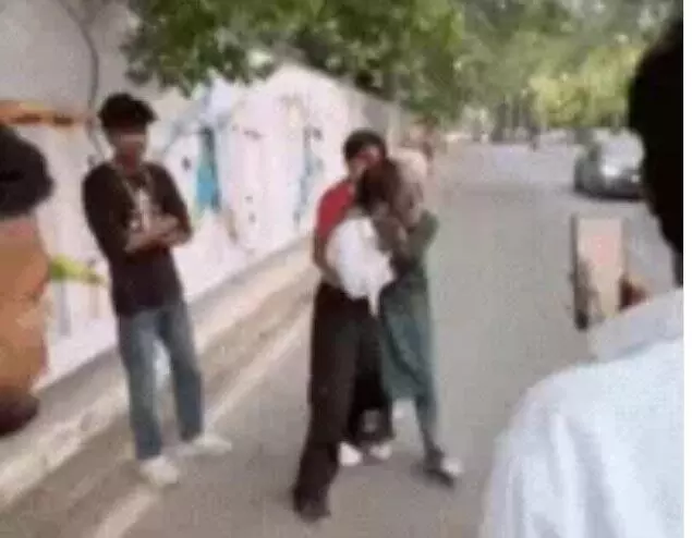 वायरल से पहले ही लाईव- बॉयफ्रेंड संग REEL के लिए लड़कियों में फाइट.... वायरल से पहले ही लाईव- बॉयफ्रेंड संग REEL के लिए लड़कियों में फाइट....