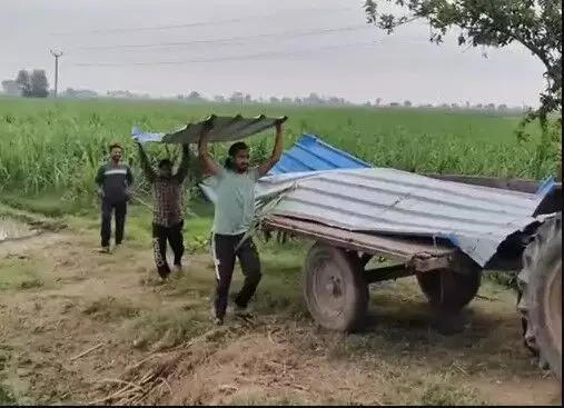 बैंक्विट हॉल पर गिरी आकाशीय बिजली ने उडाई दीवारें एवं छत बैंक्विट हॉल पर गिरी आकाशीय बिजली ने उडाई दीवारें एवं छत