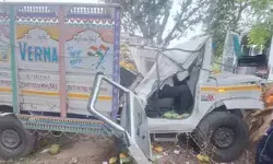 बेकाबू हुई फल फ्रूट भरी पिकअप पेड़ से टकराई- ड्राइवर की... बेकाबू हुई फल फ्रूट भरी पिकअप पेड़ से टकराई- ड्राइवर की...