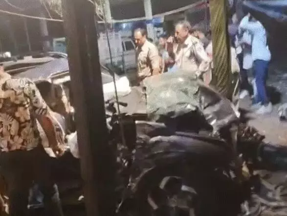 पेड़ से टकराई तेज रफ्तार कार के उड़े परखच्चे- 3 की मौत