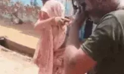 छेड़छाड़ पर युवक की चप्पलों से पिटाई-कालिख पोतकर गांव मे घुमाया-अरेस्ट छेड़छाड़ पर युवक की चप्पलों से पिटाई-कालिख पोतकर गांव मे घुमाया-अरेस्ट