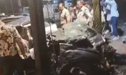 पेड़ से टकराई तेज रफ्तार कार के उड़े परखच्चे- 3 की मौत पेड़ से टकराई तेज रफ्तार कार के उड़े परखच्चे- 3 की मौत